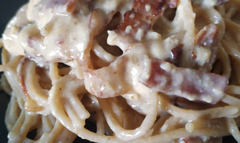 Espaguetis carbonara sin nata